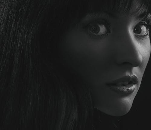 Фотография женского лица в оттенках серого