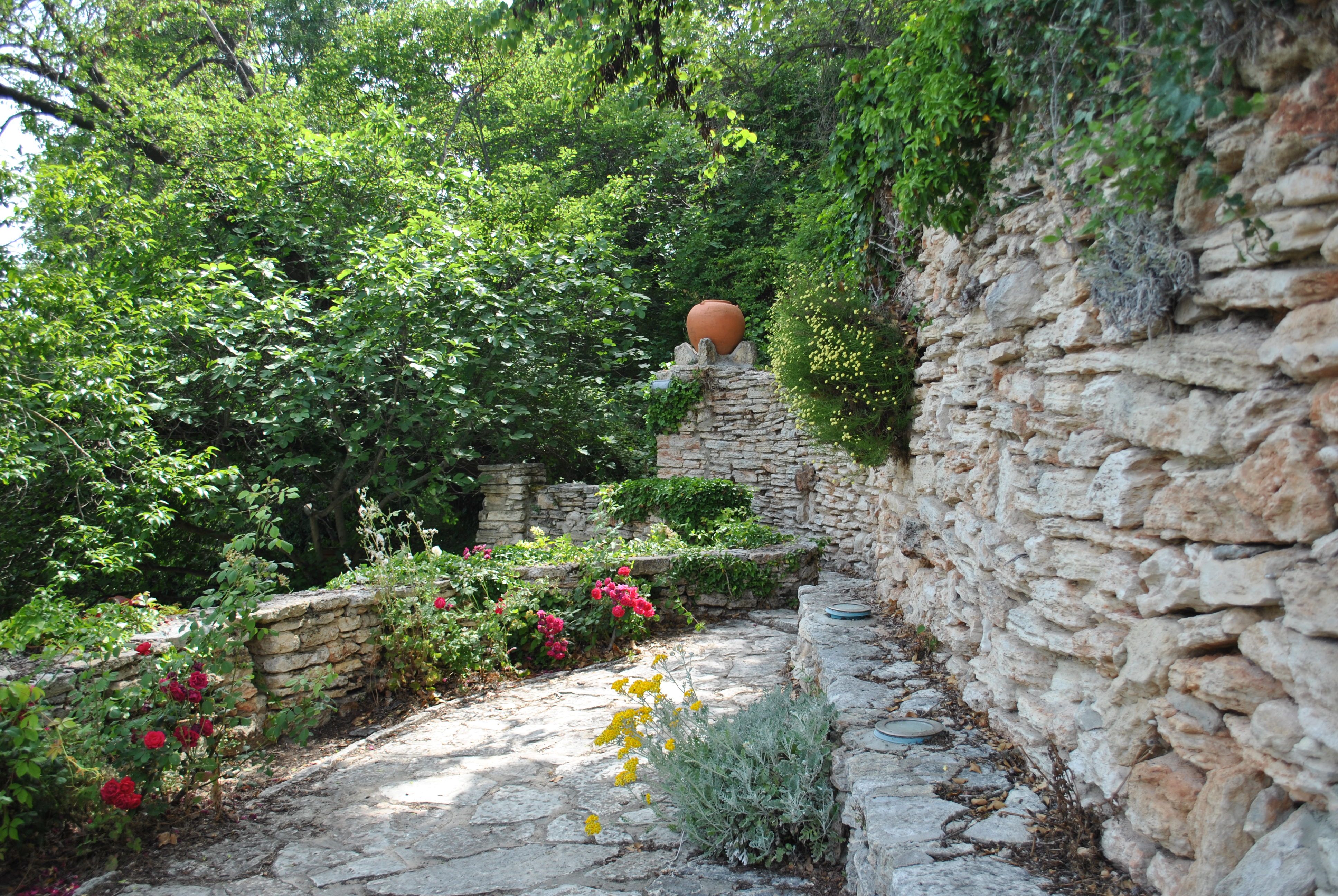 Gartenweg mit Hecken und Steinplatten