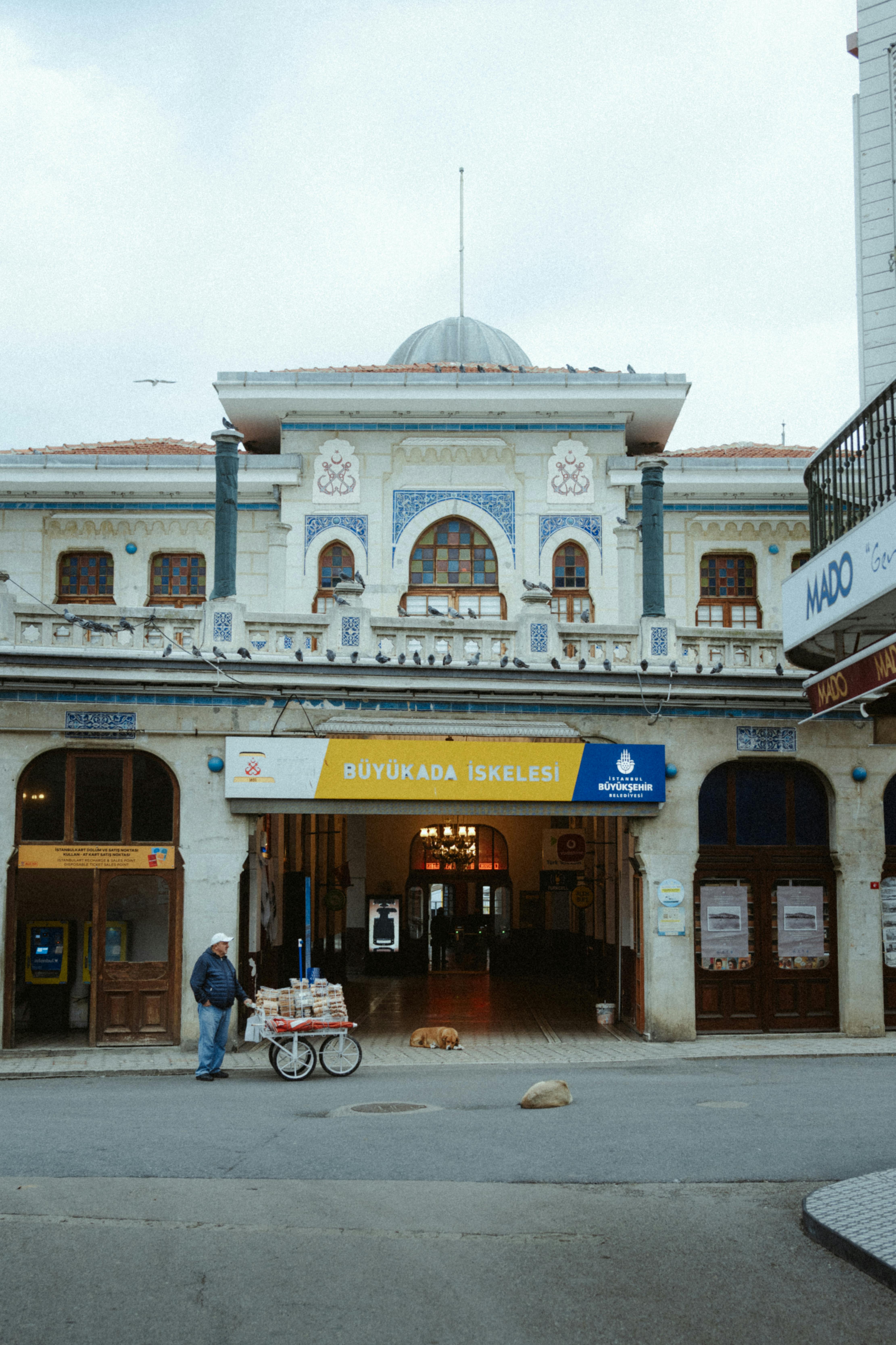 Ücretsiz İstanbul'un simge yapılarından Büyükada İskelesi'ni keşfedin; tarihi mimarisini ve hareketli sokak hayatını görün. Stok Fotoğraflar