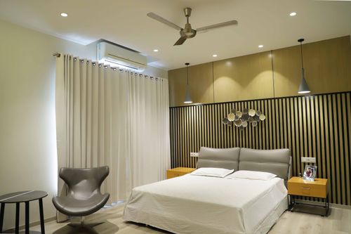 Free Elegant modern bedroom featuring stylish furniture and lighting for a cozy ambiance. Stock Photo