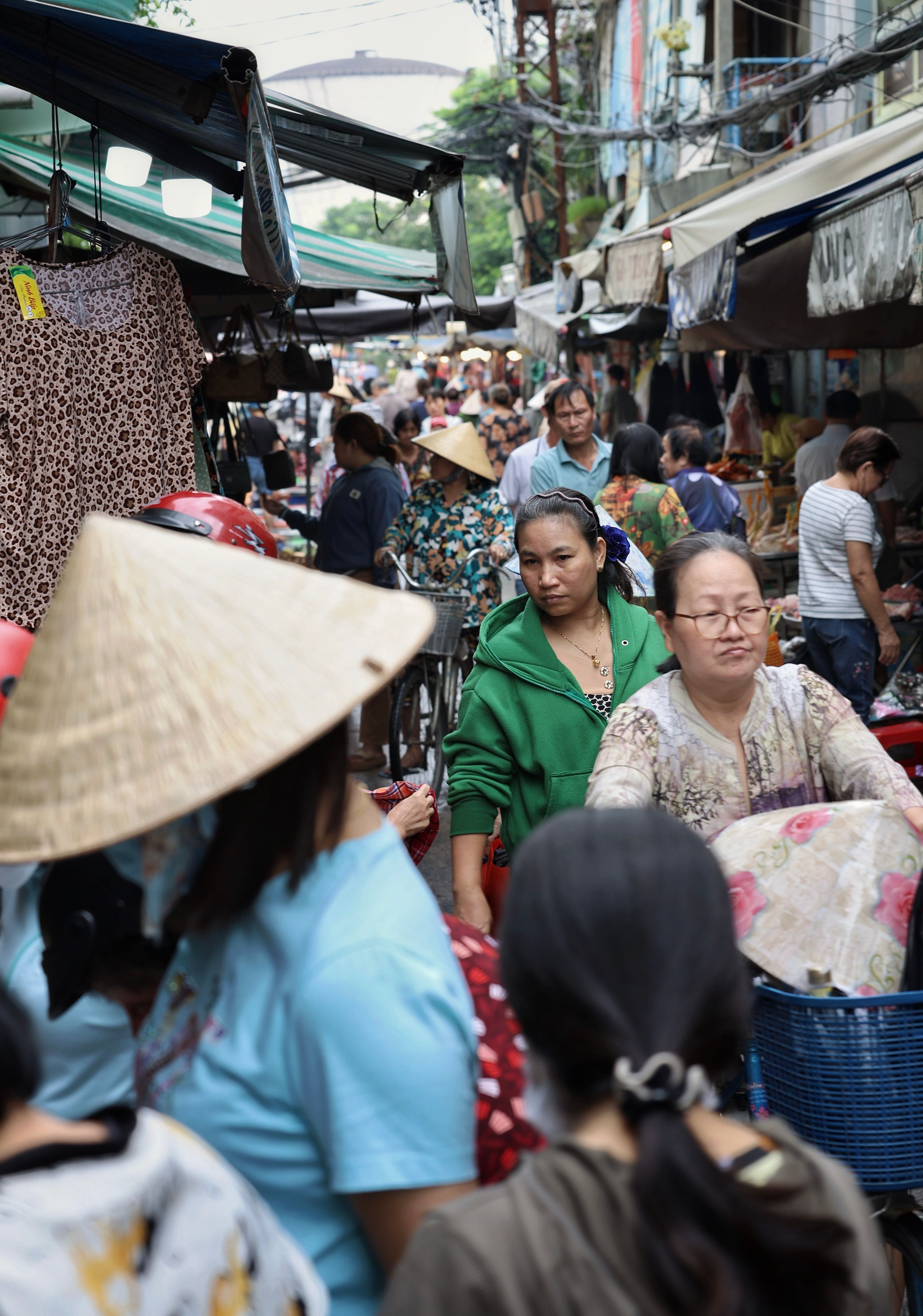 Vibrant Street Market bustling with Shoppers · Free Stock Photo