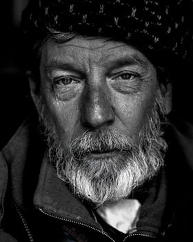 一位有着富有表现力的眼睛和胡子的高级男子黑白肖像