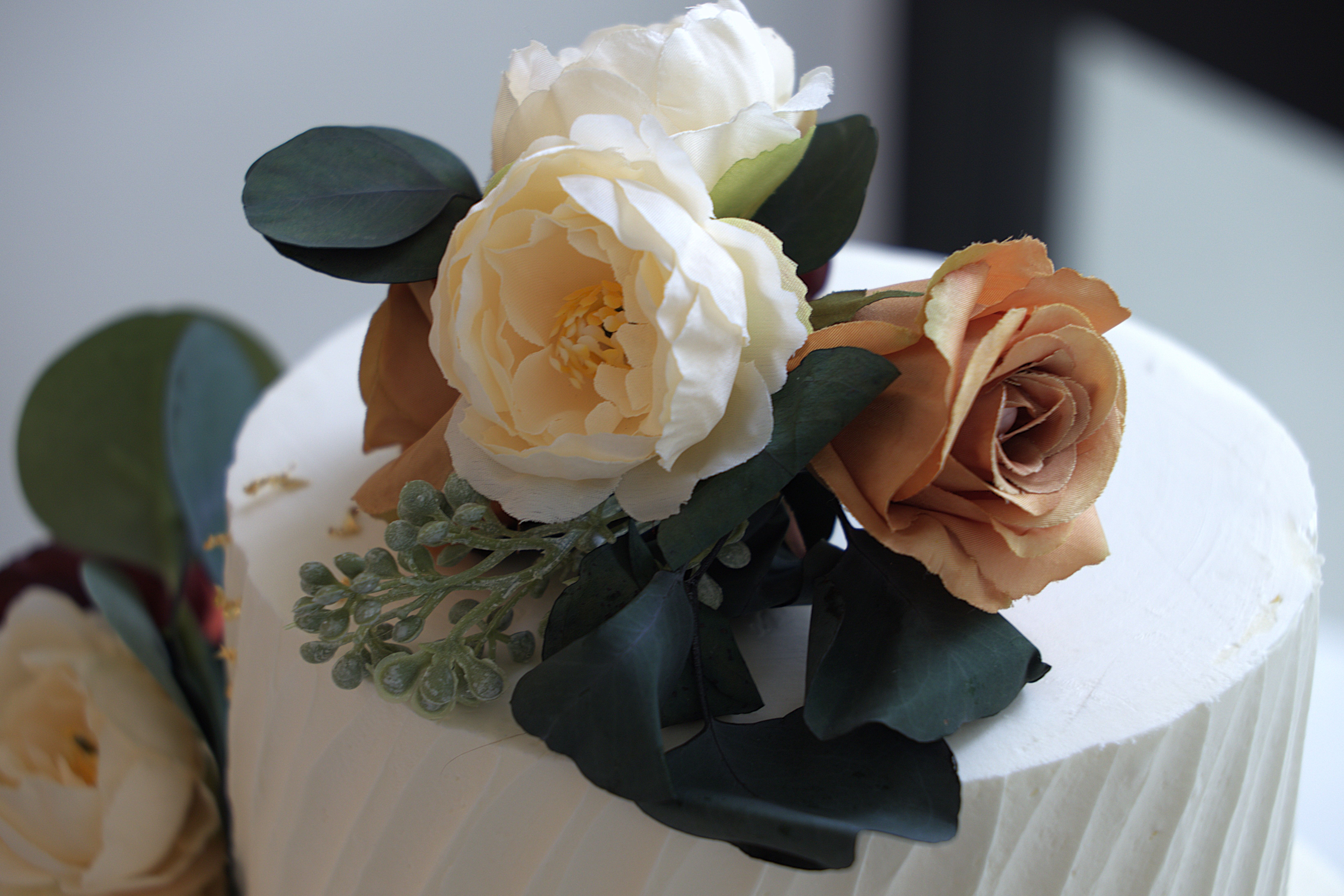 Elegant Floral Wedding Cake Topper with Roses · Free Stock Photo — free download