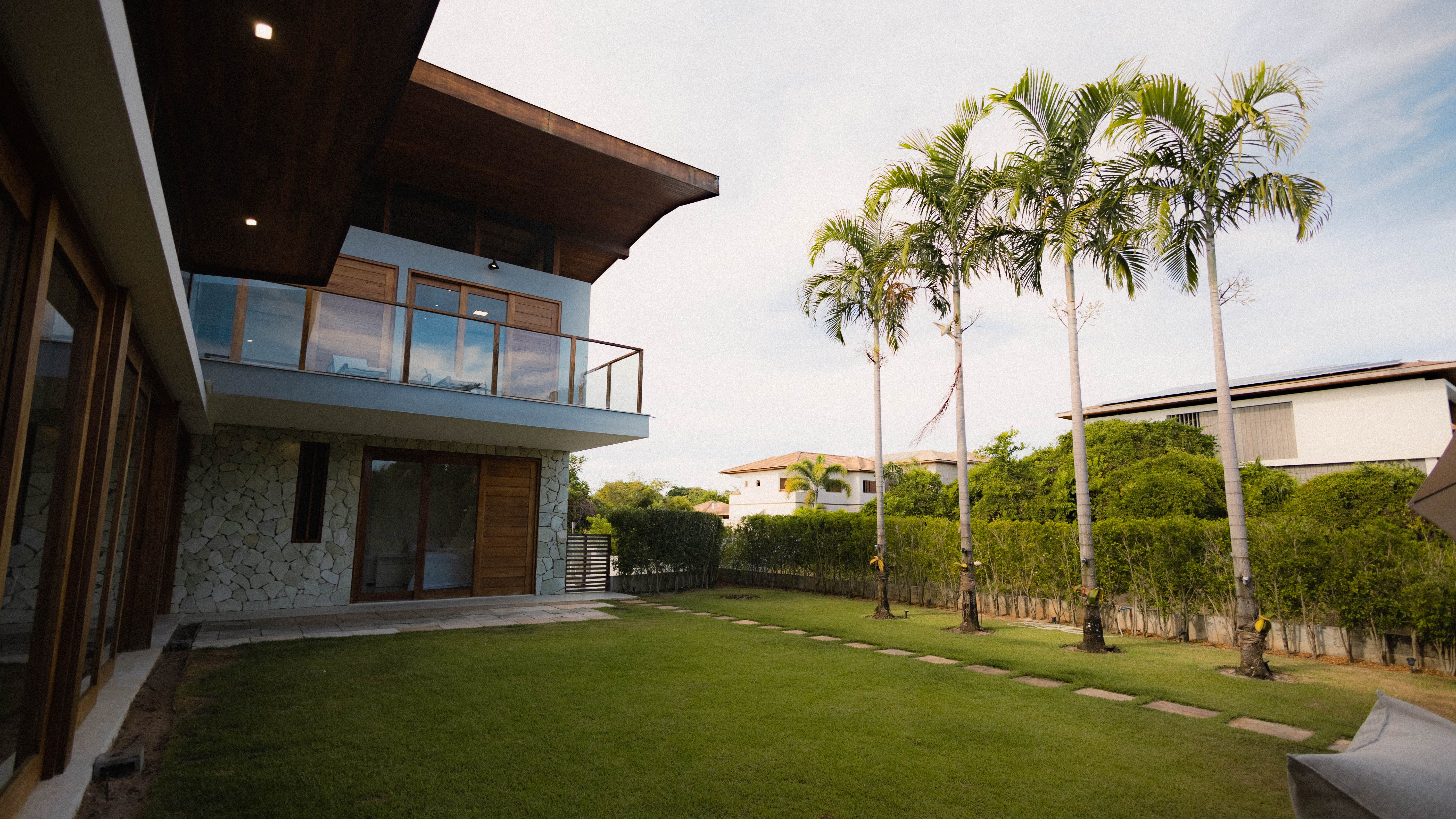 Low-Maintenance Tropical Entry Garden Ideas for Pinecrest and Miami Homes This Summer