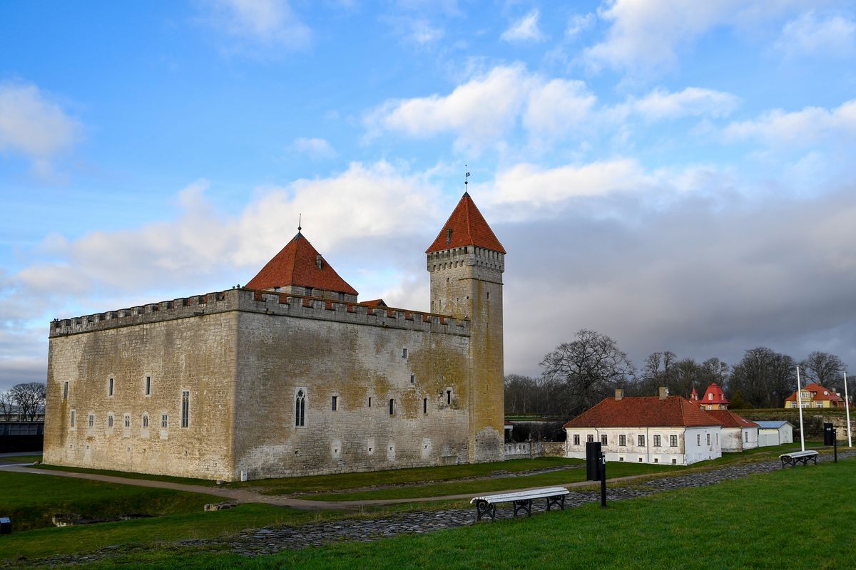 Castelul din Kuressaare toamna, cu acoperisuri rosii