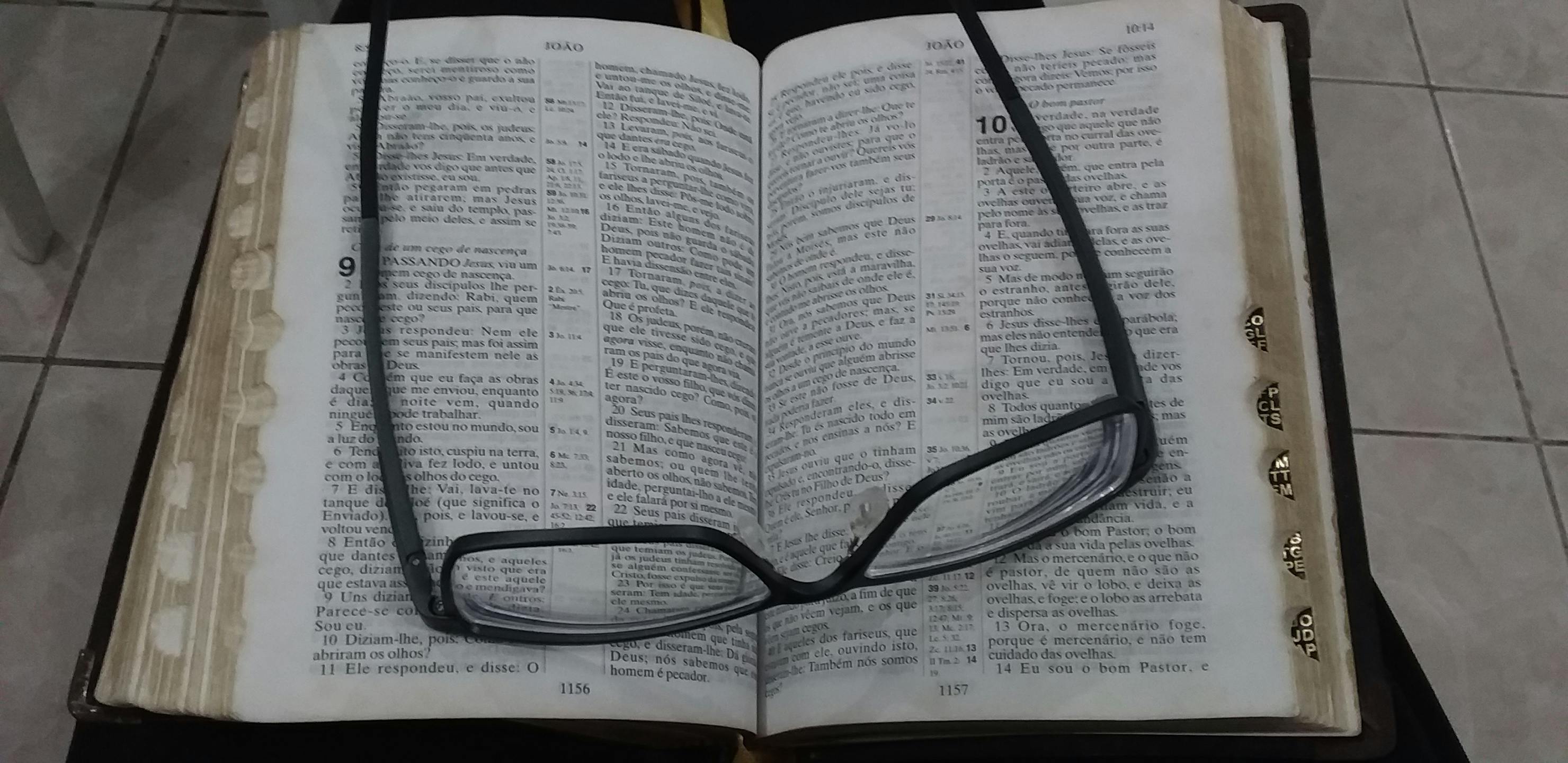 Piles de billets de banque et pièces de monnaie