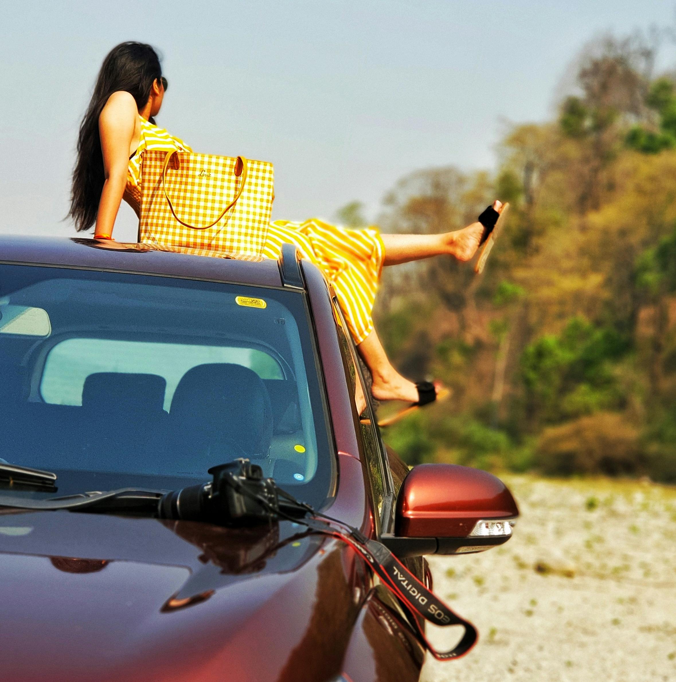 글로벌 경제 동향을 나타내는 도시 풍경과 그래프