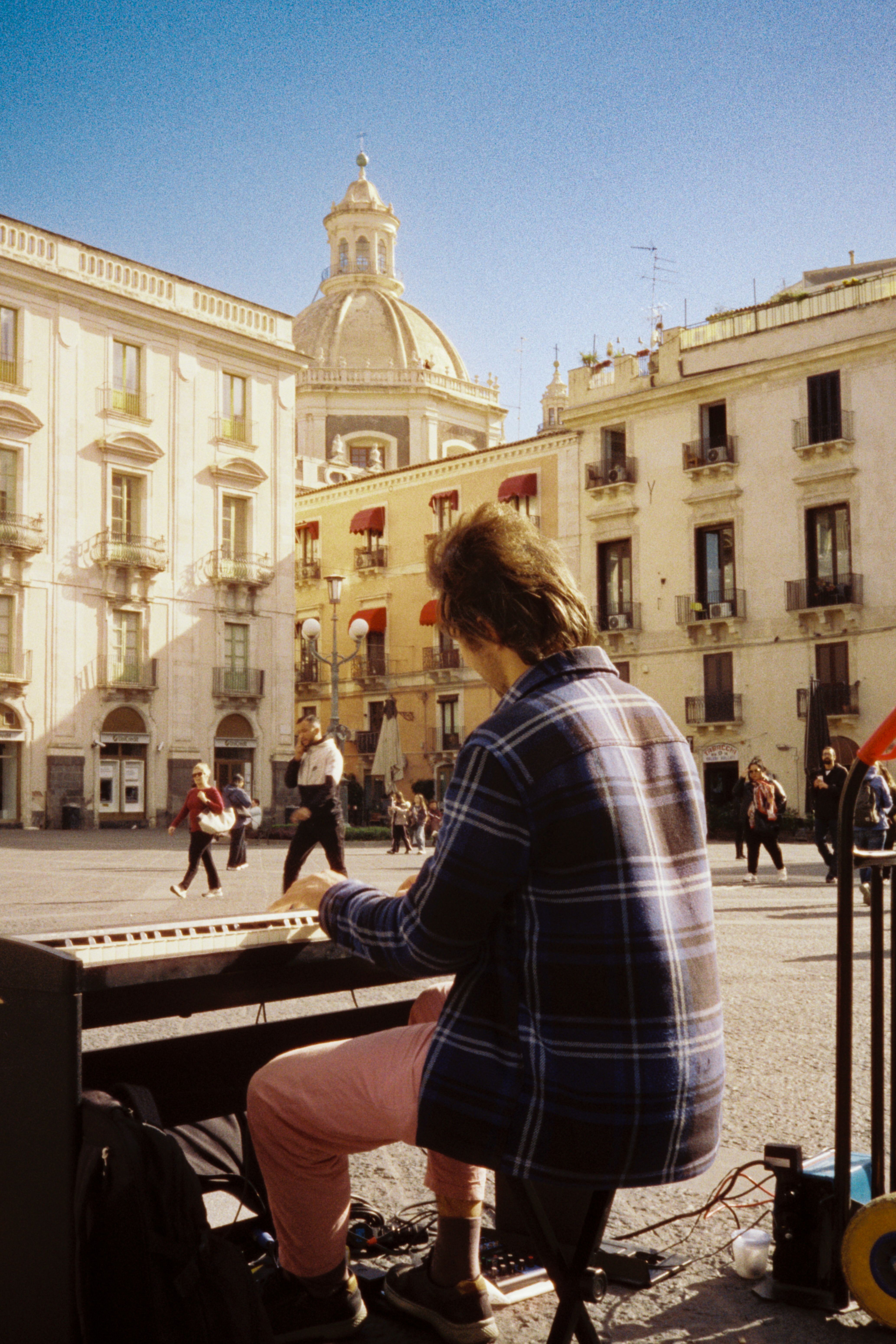 Músico De Rua Tocando Piano Na Praça Da Sicília · Foto profissional ...