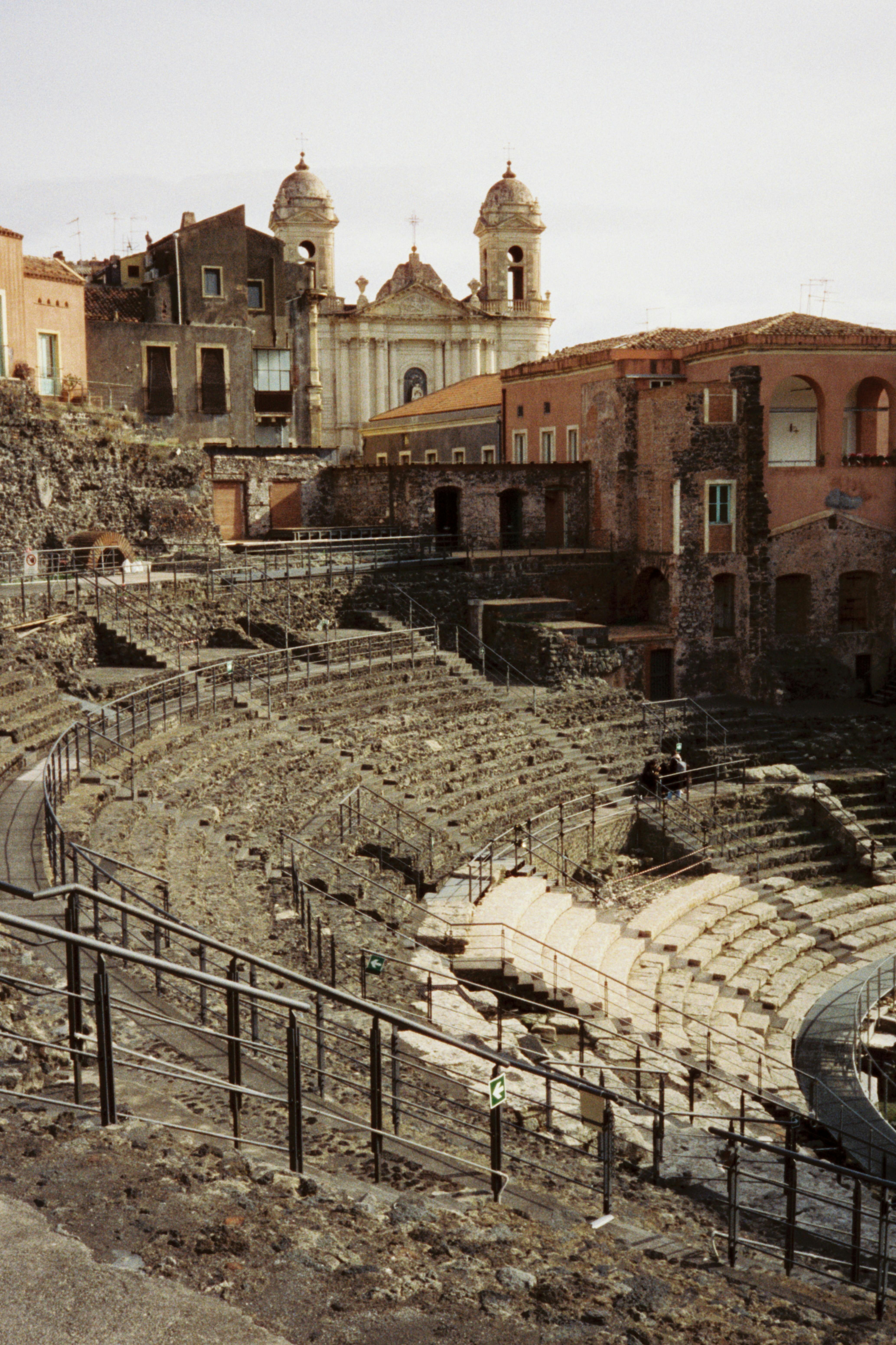Ücretsiz İtalya'nın Sicilya adasında bulunan Catania'daki tarihi Roma tiyatrosunu keşfedin ve antik mimari ile kültürel mirası inceleyin. Stok Fotoğraflar