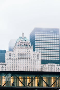 大雾中，标志性的费尔蒙皇家约克酒店与多伦多的现代摩天大楼形成了鲜明对比