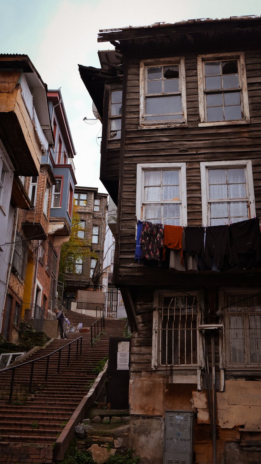 Charming Vintage Urban Street with Rustic Houses · Free Stock Photo