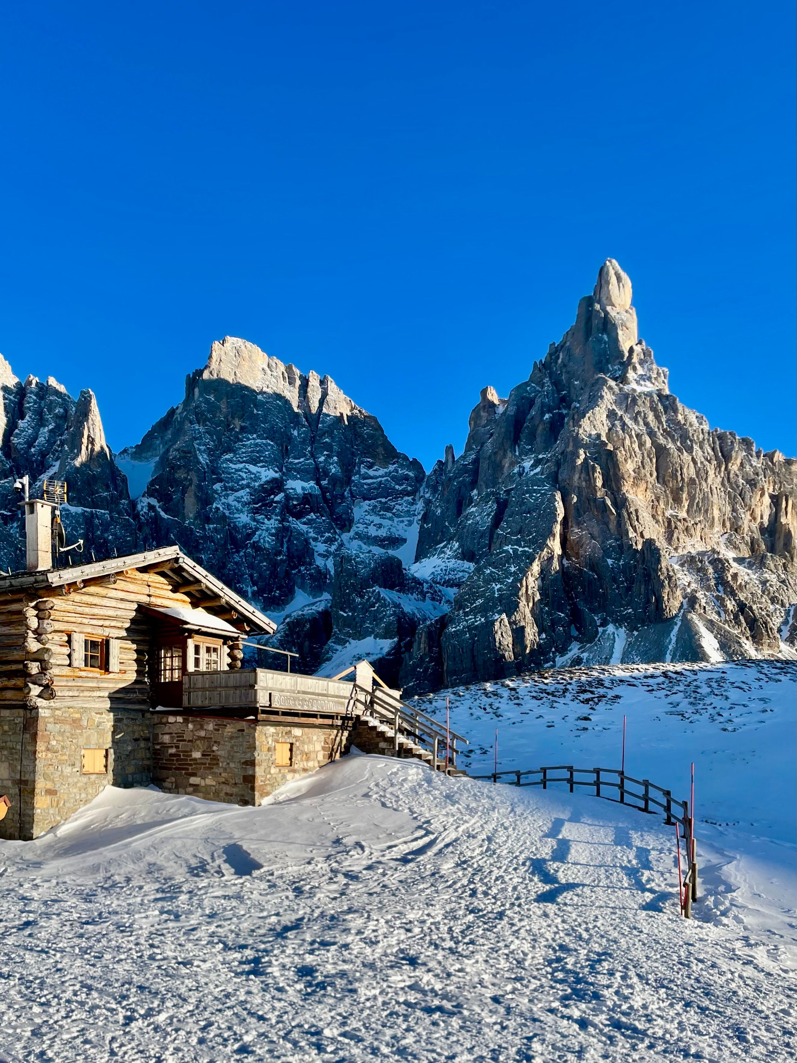 Charming Alpine Cabin with Stunning Mountain Peaks · Free Stock Photo