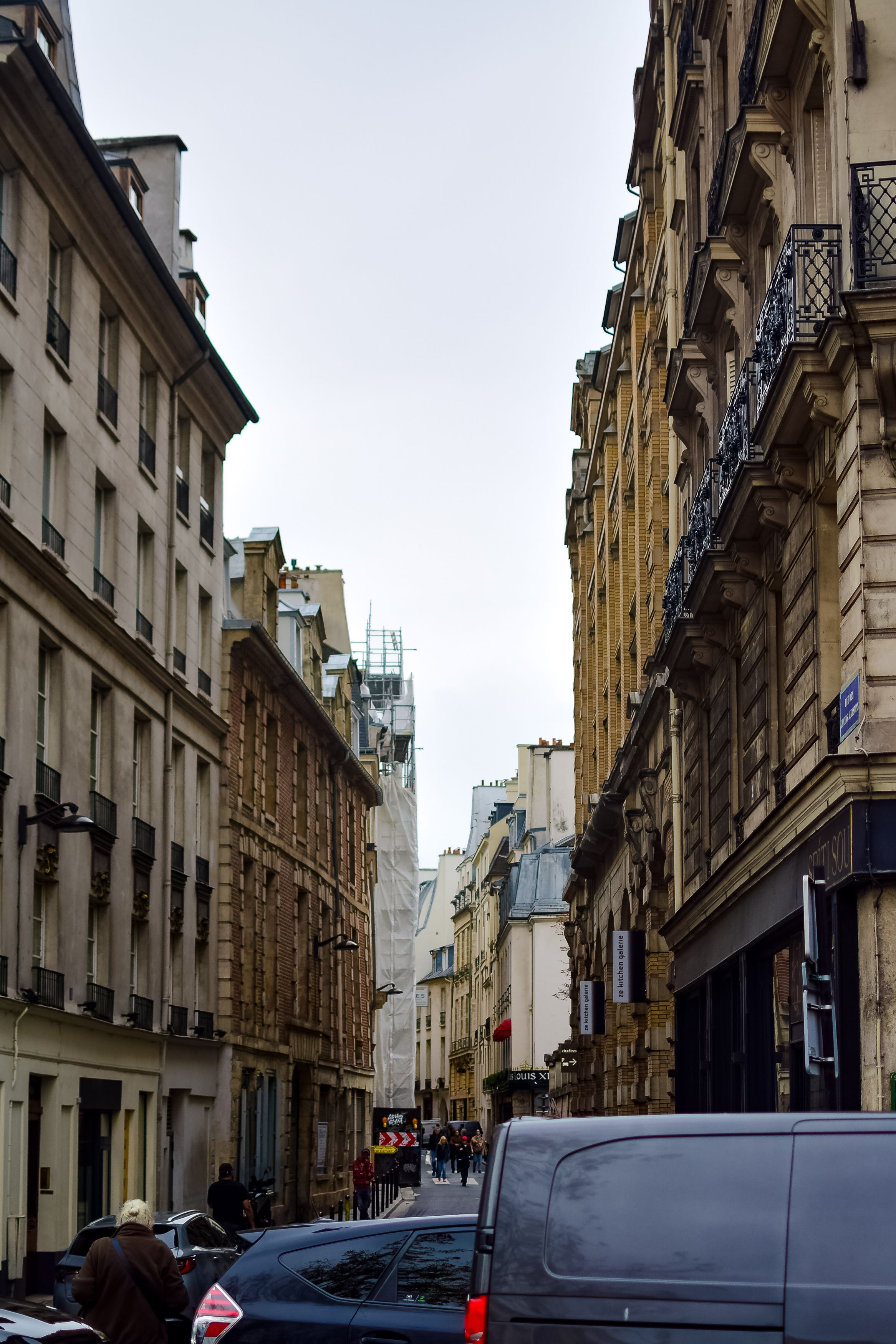 Charming Parisian Street with Classic Architecture · Free Stock Photo