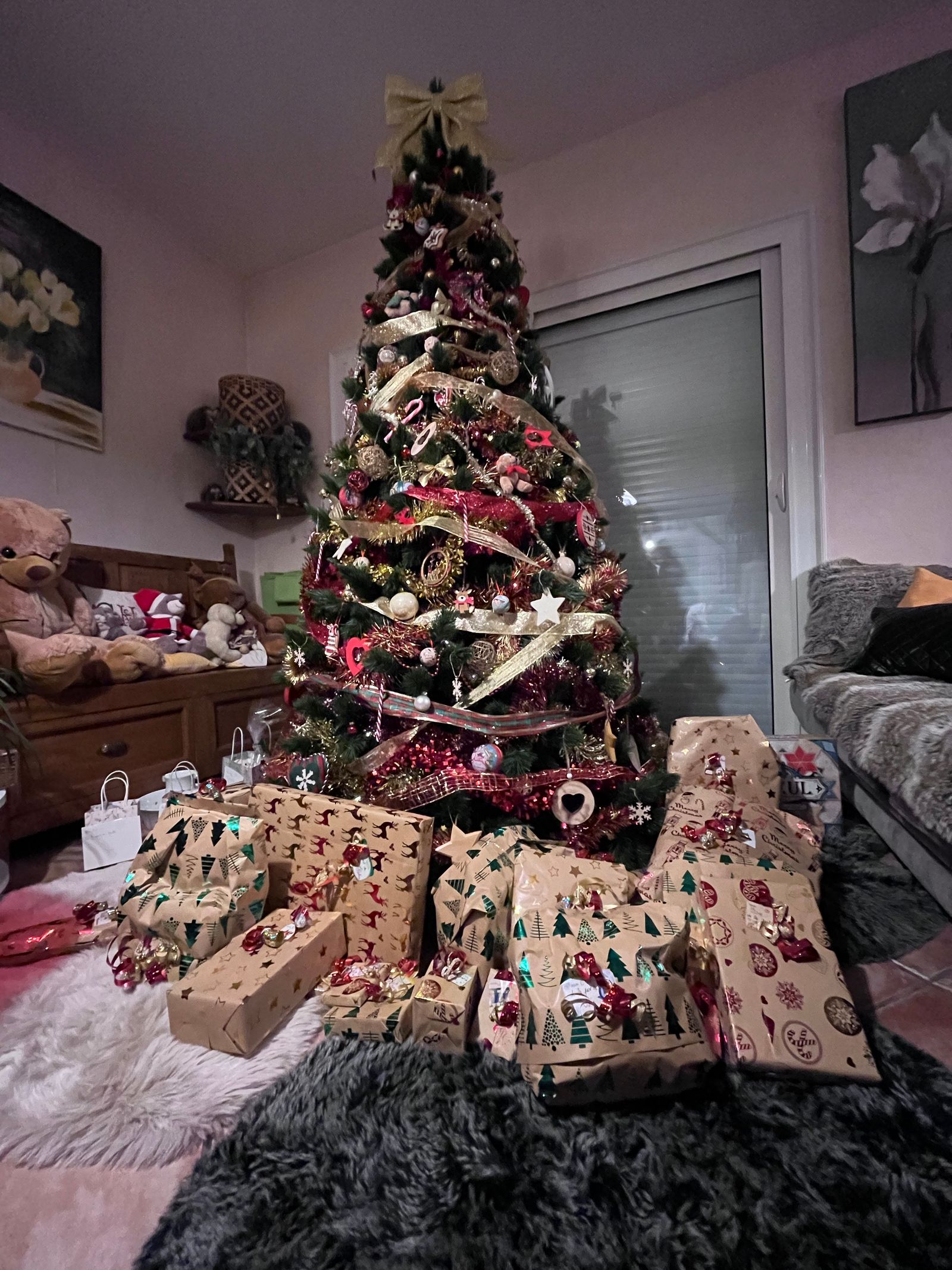 Sapin de Noël décoré et cadeaux emballés dans un salon chaleureux