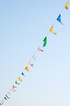 鲜艳的彩旗悬挂在蓝天上，非常适合庆祝主题