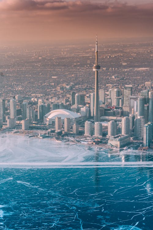 Kostenlos Luftbild Der Stadt Nahe Der Küste Stock-Foto