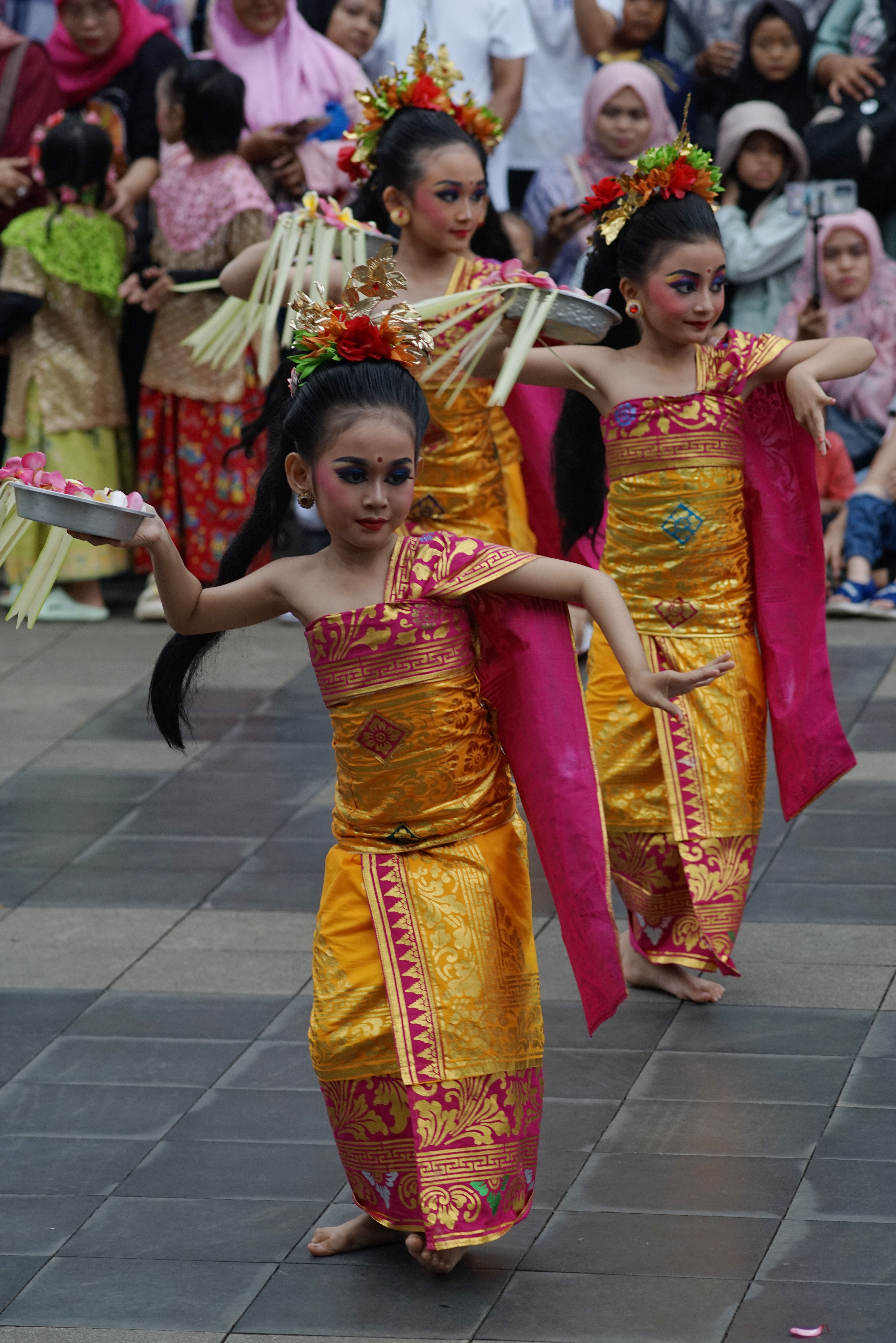 Penari muda menampilkan tari tradisional Bali dengan kostum berwarna cerah