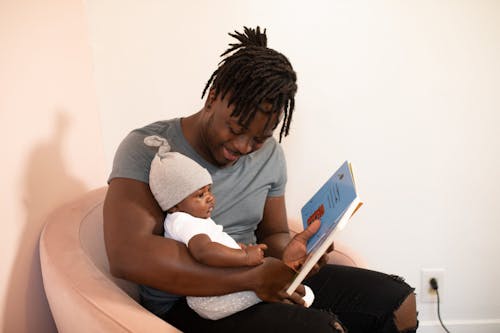 бесплатная Фотография мужчины с младенцем Стоковое фото