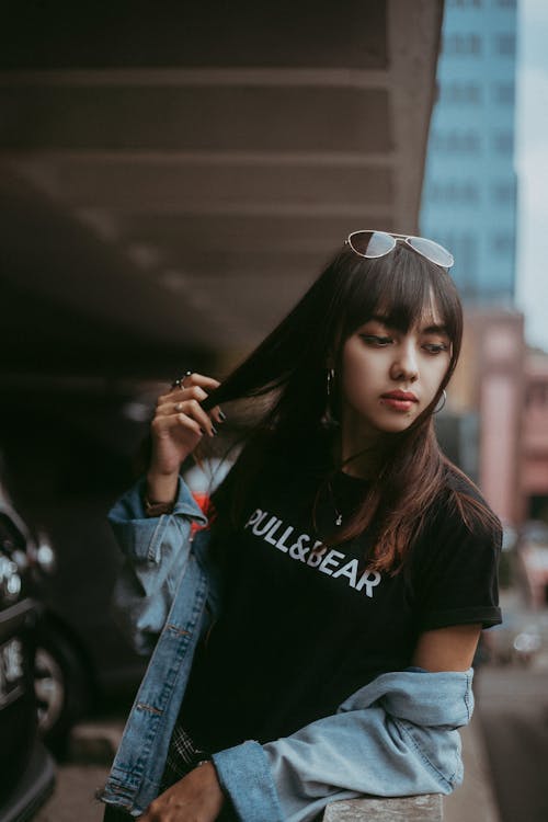 Foto Van Vrouw Denim Jasje Dragen