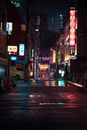 在灯火通明的东京霓虹街道上夜间探索，捕捉城市景观的动态能量