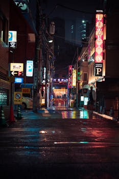 在灯火通明的东京霓虹街道上夜间探索，捕捉城市景观的动态能量