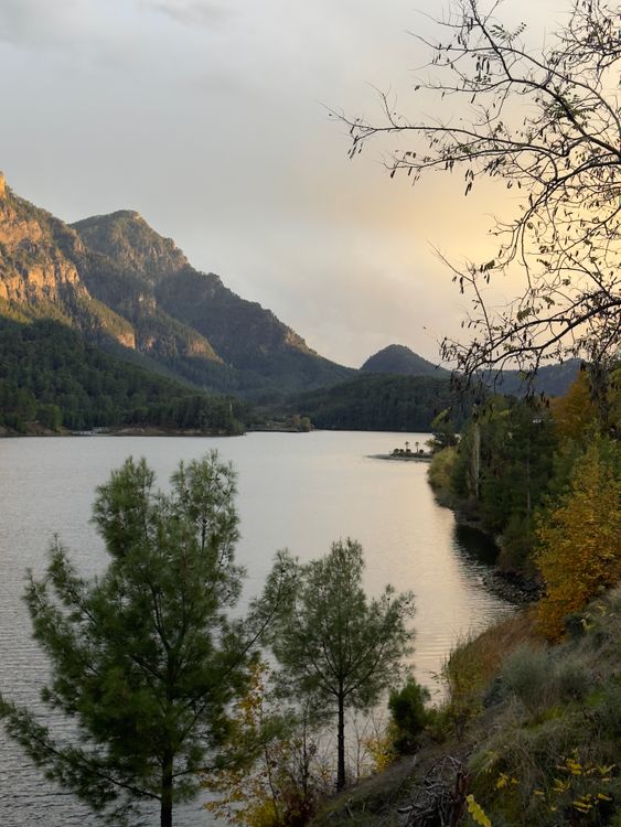 Serene Mountain Lake at Sunset with Autumn Trees · Free Stock Photo