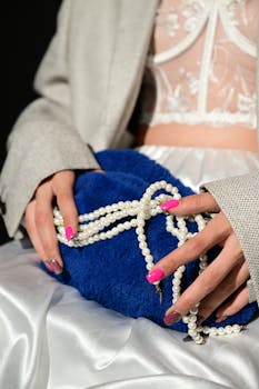 时尚潮流服饰，搭配亮丽的配饰和珍珠点缀，打造现代优雅造型。 - 相关推荐