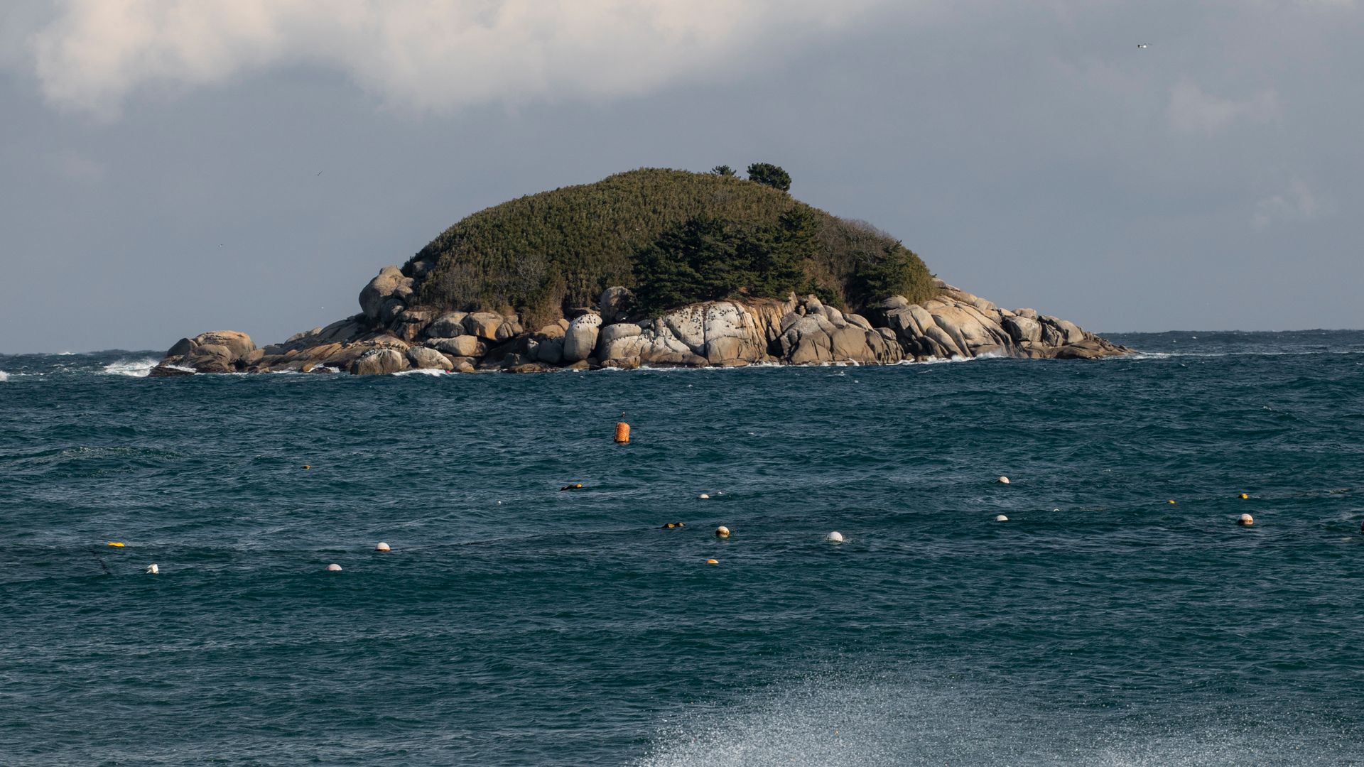 island hopping korea selatan dengan ombak laut dan pulau kecil di lepas pantai Korea