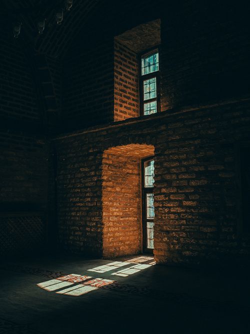 Free Warm sunlight illuminating a historic brick interior window in Şırnak, Türkiye. Stock Photo