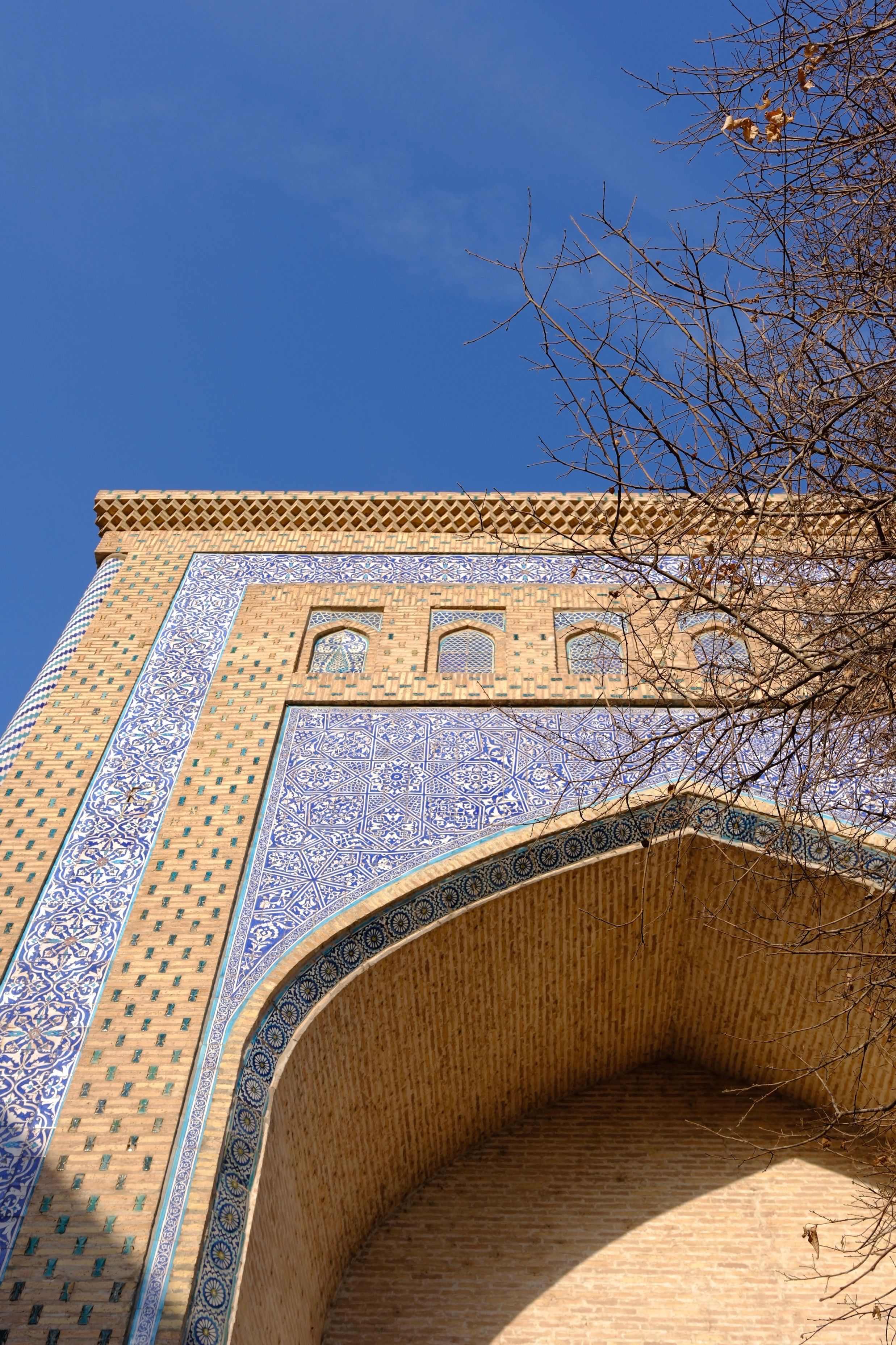 Stunning Islamic Architecture with Intricate Tilework · Free Stock Photo