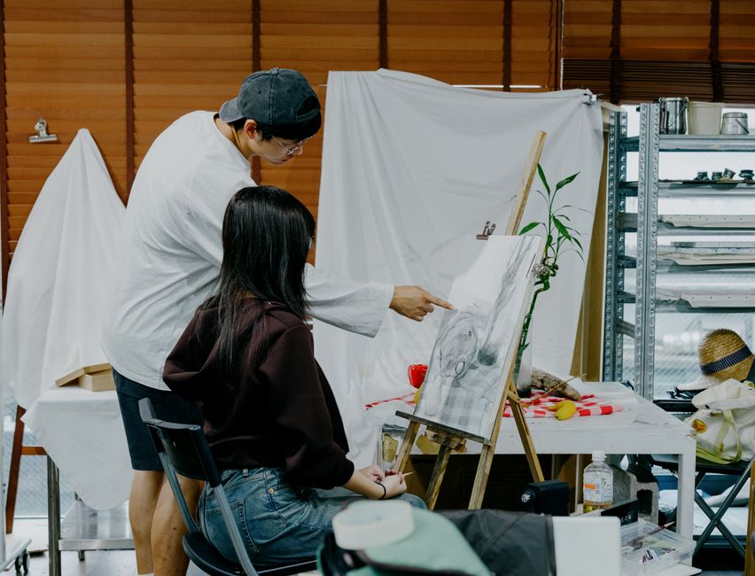 東京のアートスタジオで、2 人の学生が静物画に焦点を当てたスケッチ セッションに参加しました。