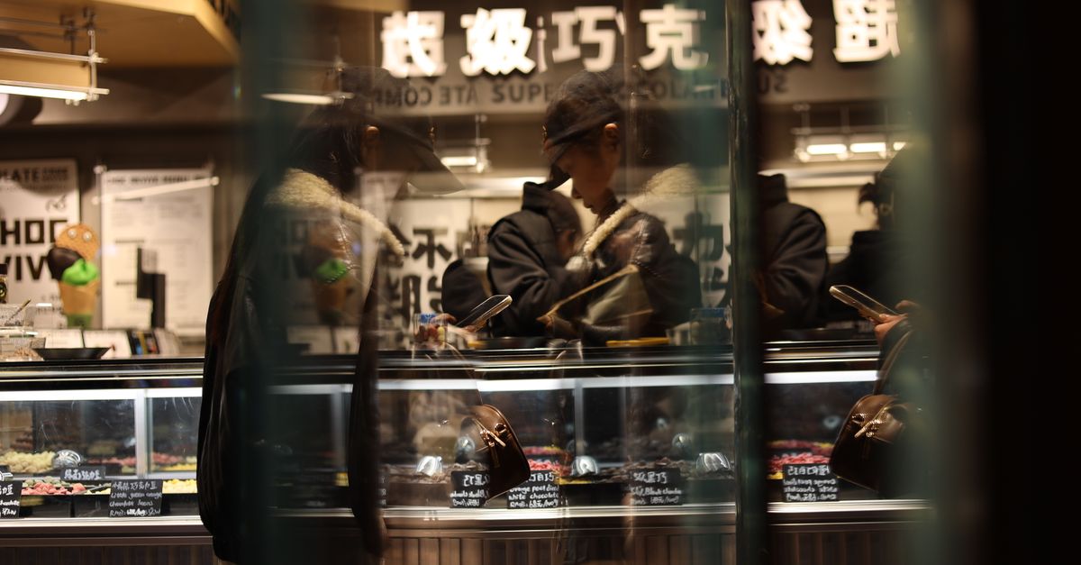 Momento espontâneo em uma sorveteria de Nanjing, capturando o cotidiano das ruas de uma cidade chinesa.