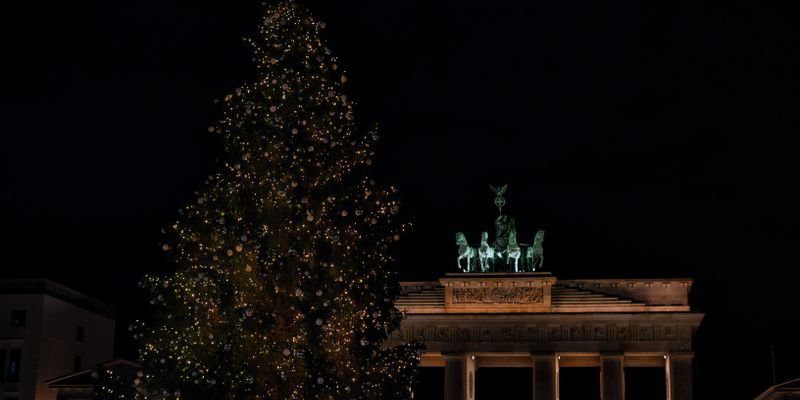 El árbol de Navidad junto a la Puerta de Brandeburgo
