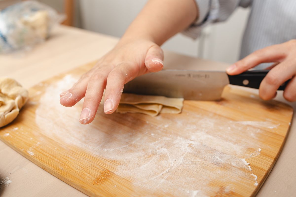 Faire des pâtes sans machine : rouleau et couteau - Étaler et découper la pâte : gestes techniques et conseils de pro