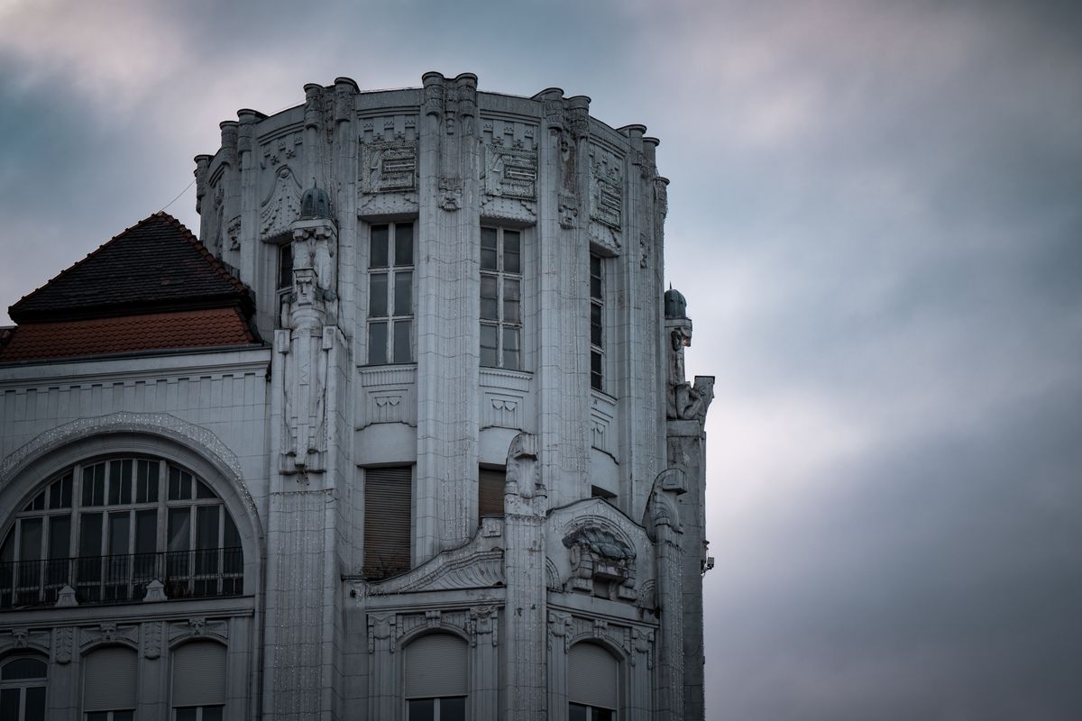 Turn de colț cu figuri sculptate pe o clădire secession din Budapesta