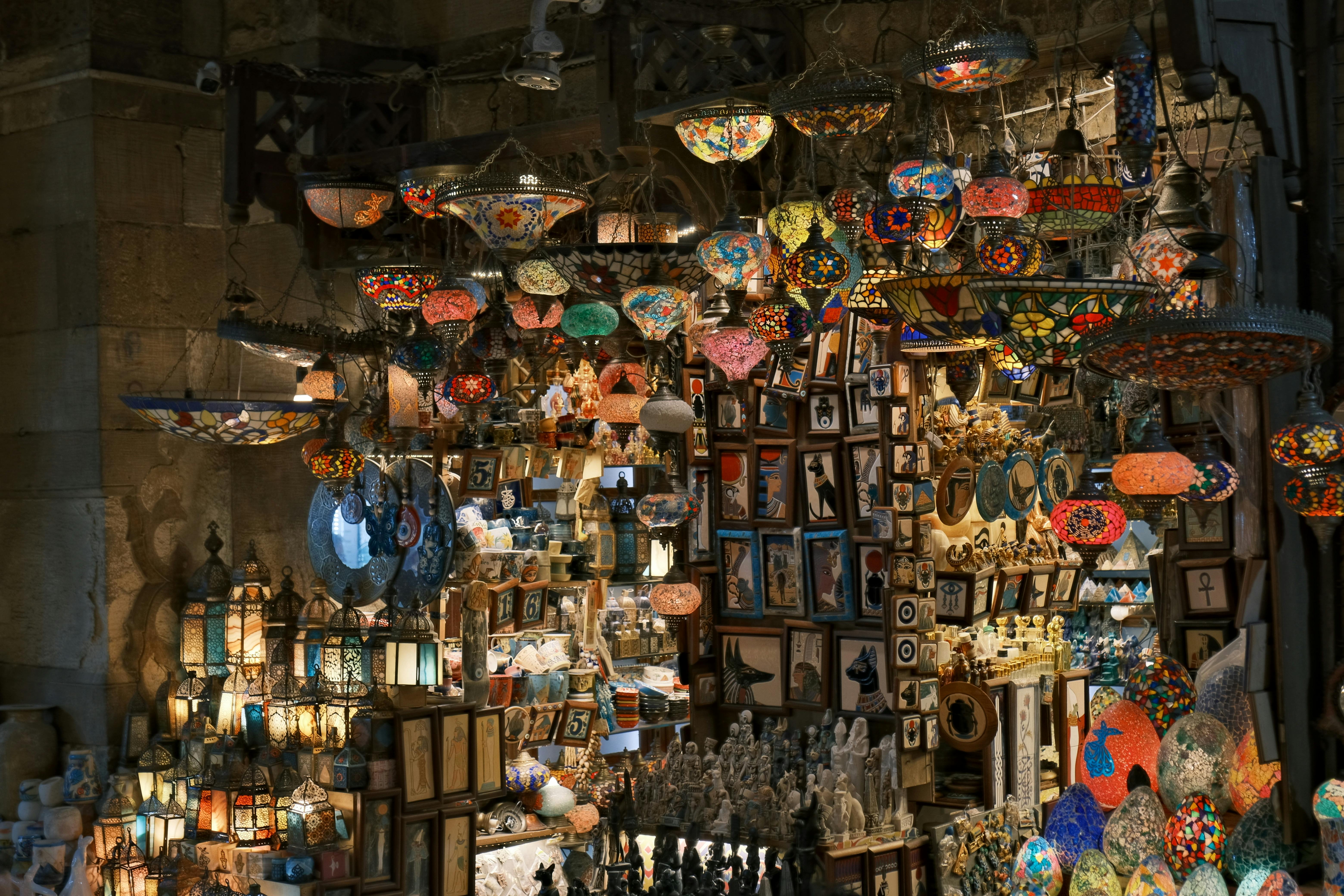 Kolorowy turecki bazar z lampami i pamiatkami - zakupy w Turcji 2026