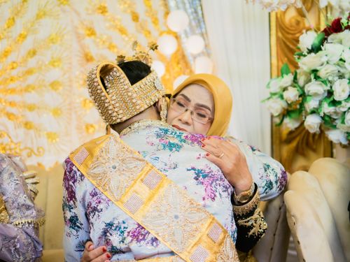 Free A heartfelt embrace during a traditional wedding in Kendari, Indonesia. Stock Photo