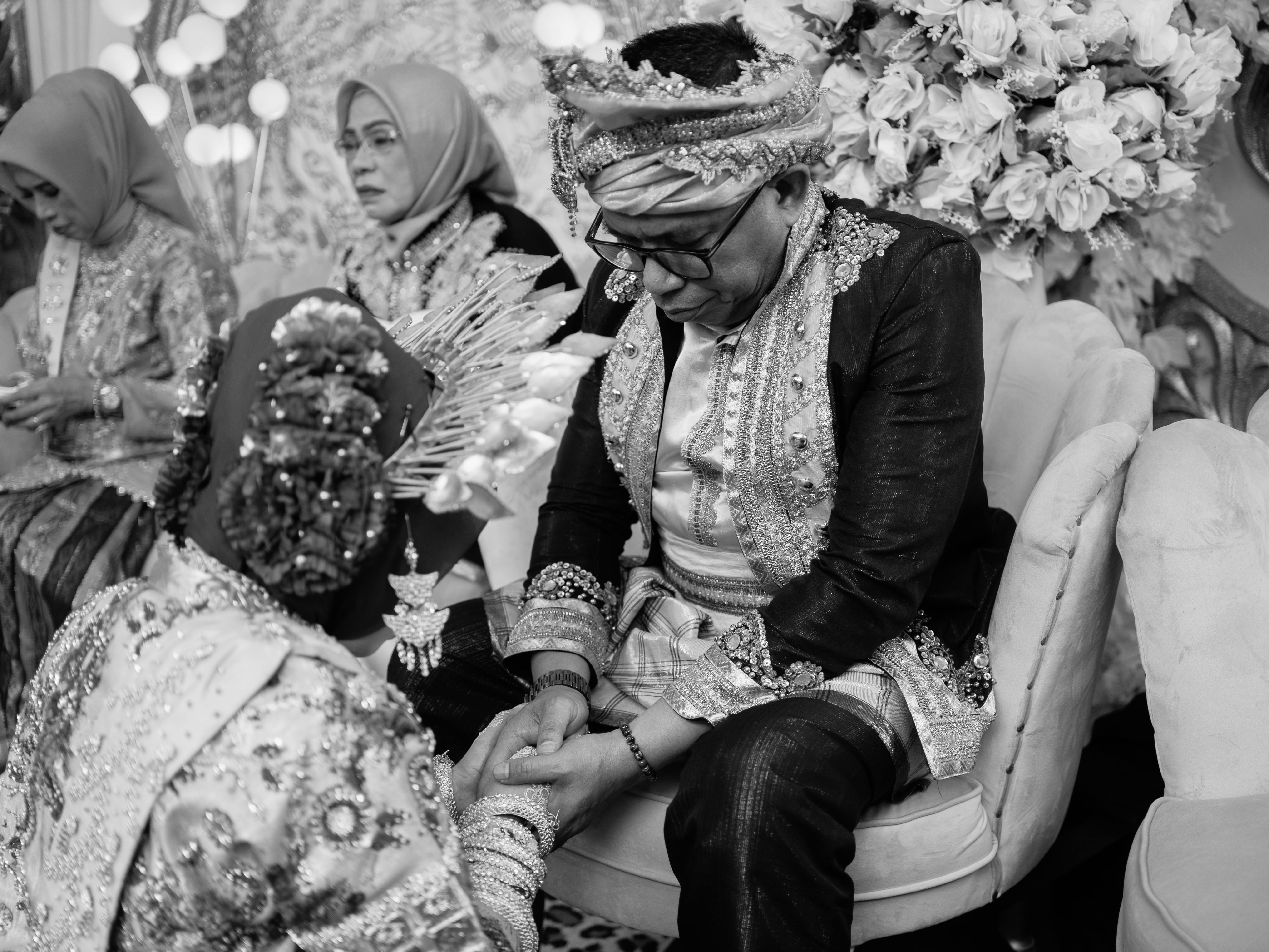 Gratis Fotografia in bianco e nero di un matrimonio tradizionale a Kendari, che mette in mostra costumi e usanze culturali. Foto a disposizione