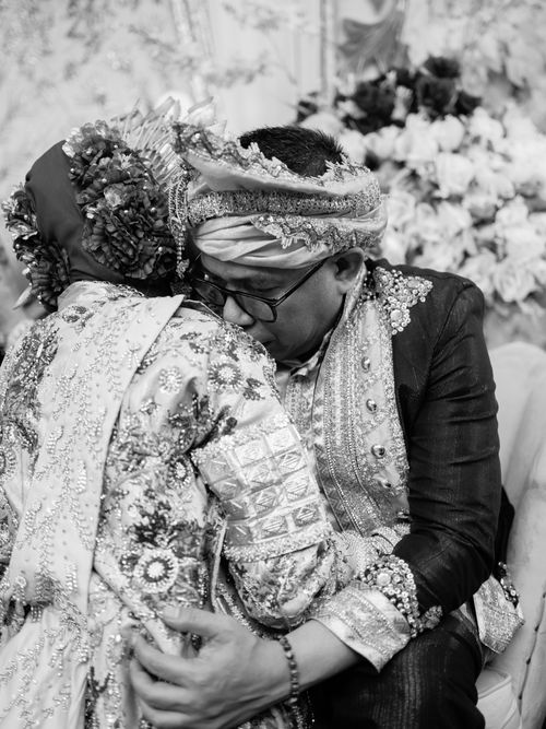 Free Intimate moment of a couple in traditional attire during a wedding ceremony. Stock Photo