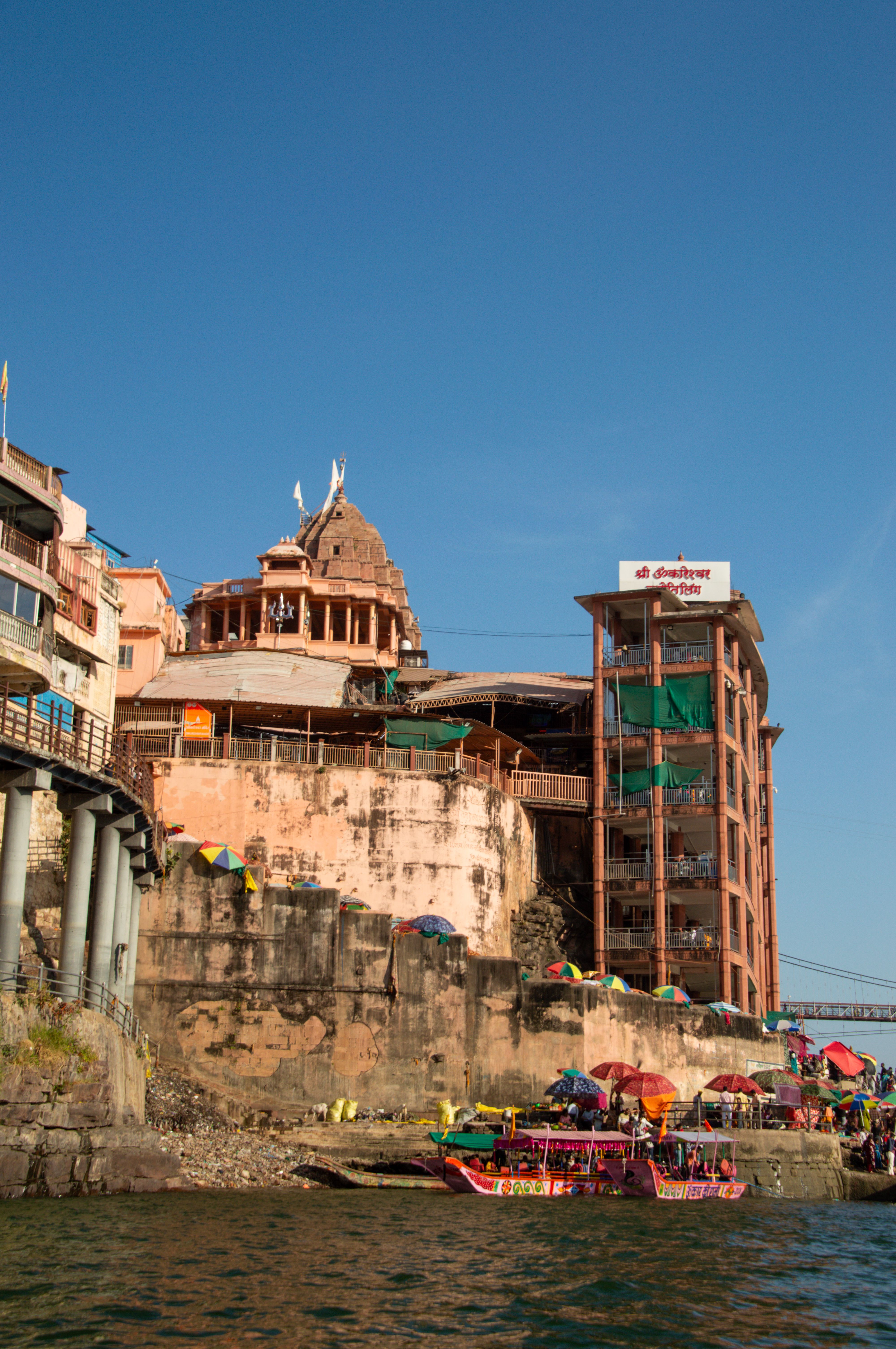 Arquitectura Tradicional Junto Al Río Ganges, Varanasi · Foto de stock ...