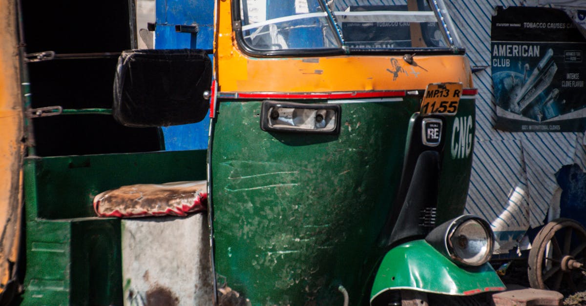 Colorful Auto Rickshaw on Busy Indian Street · Free Stock Photo
