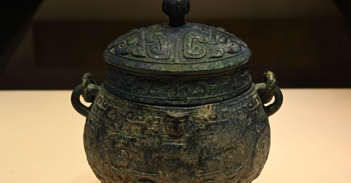 中国古代青铜器文物展品 · 免费素材图片