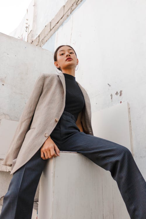 Camisa Negra De Mujer Y Abrigo Marrón Con Botones