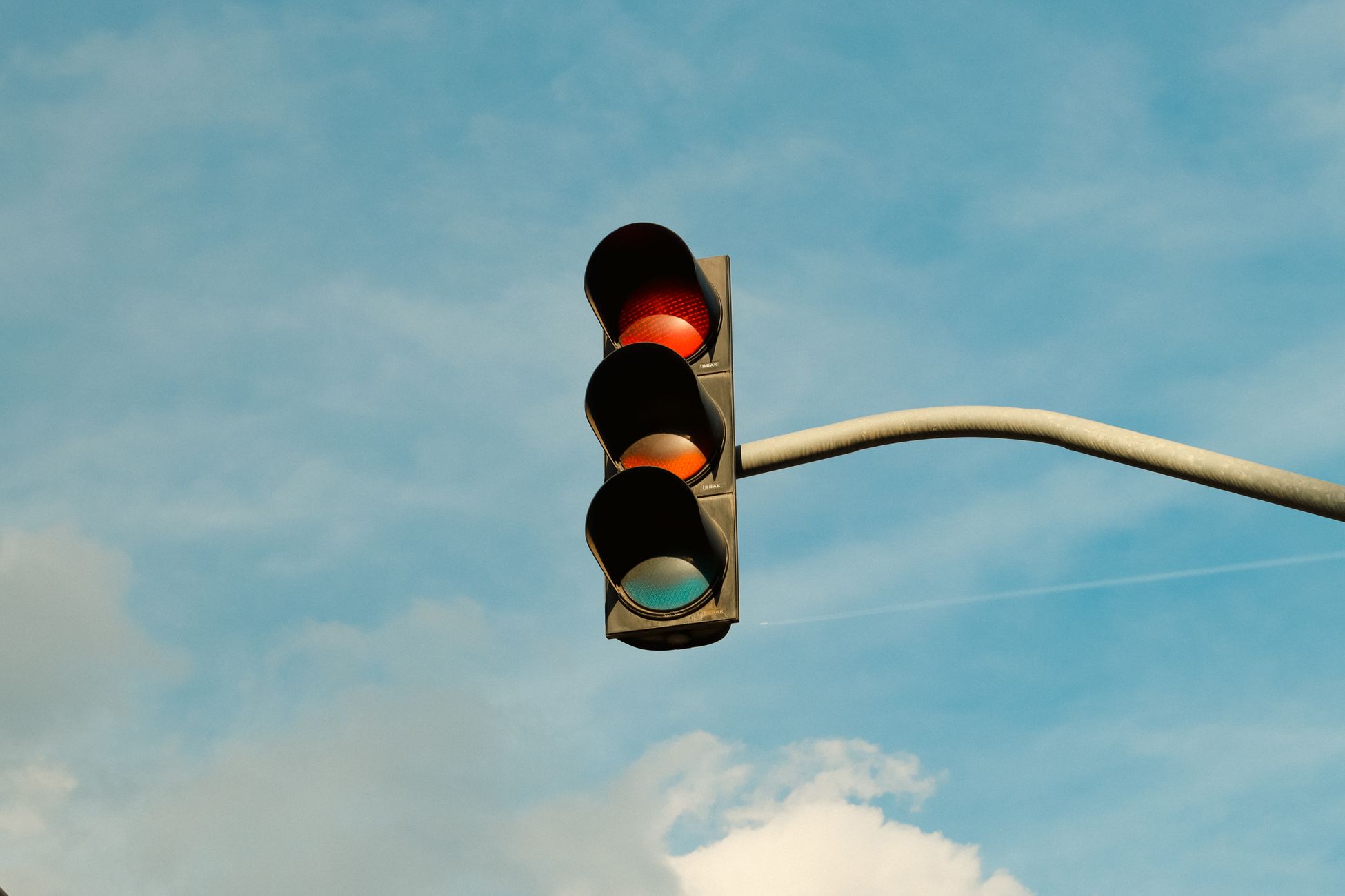 Bromfietser negeert rood licht en rijdt tegen de richting in in Tilburg
