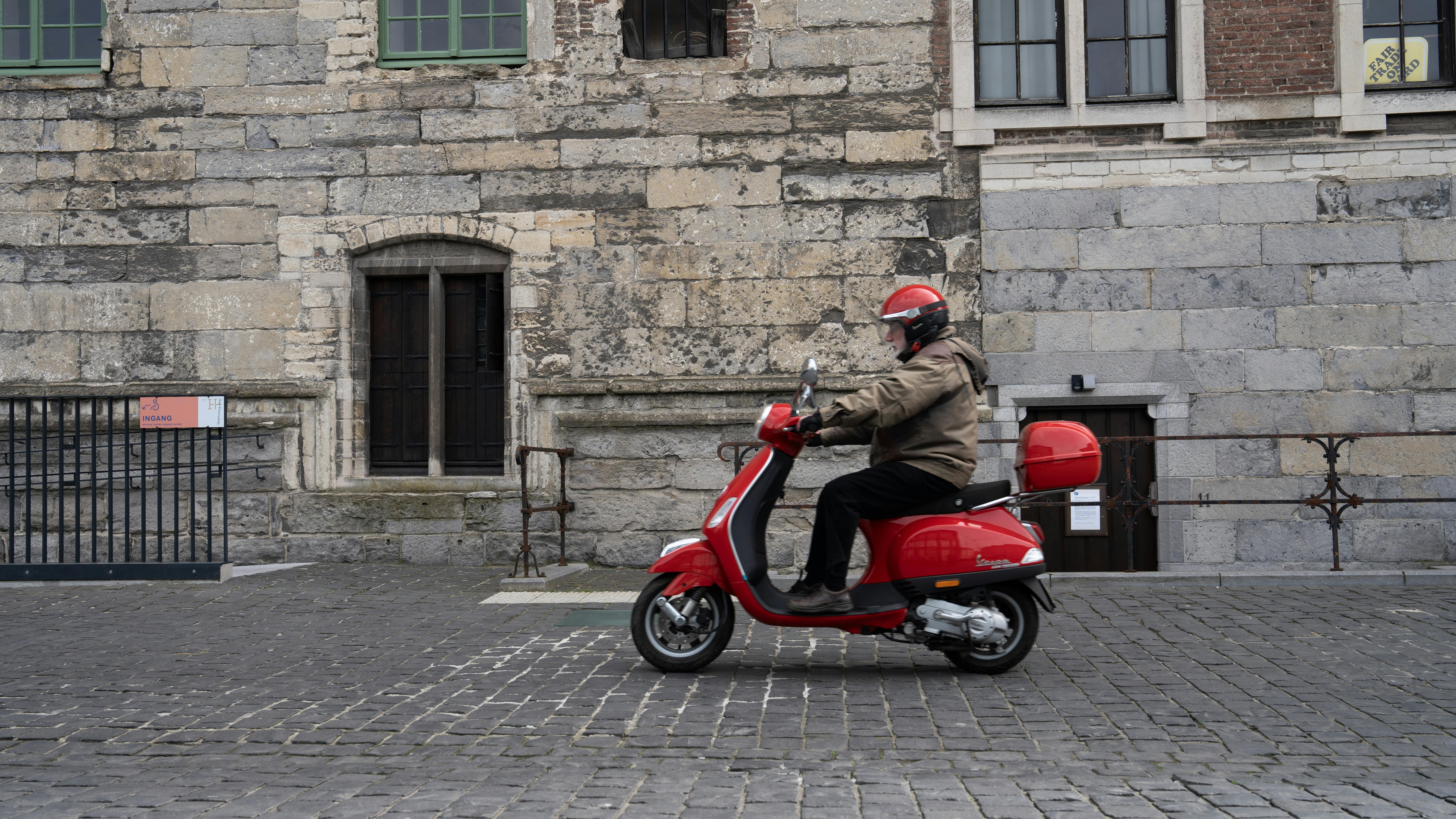 Man on electric mobility scooter killed in Racine crash — Photo by Lies on Pexels