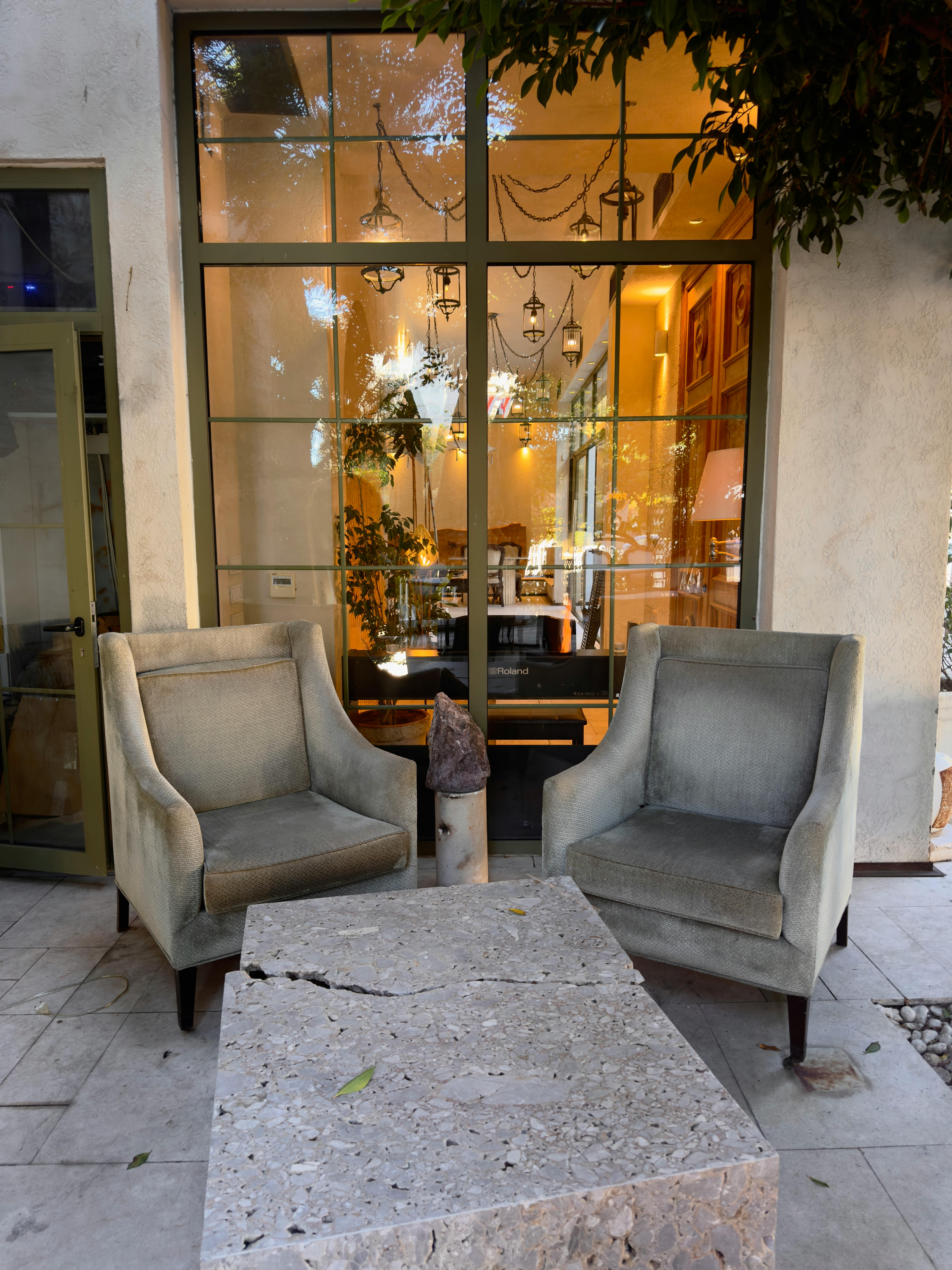 Gratuit Scaune de exterior calde și primitoare, cu vedere spre un interior elegant luminat. Fotografie de stoc