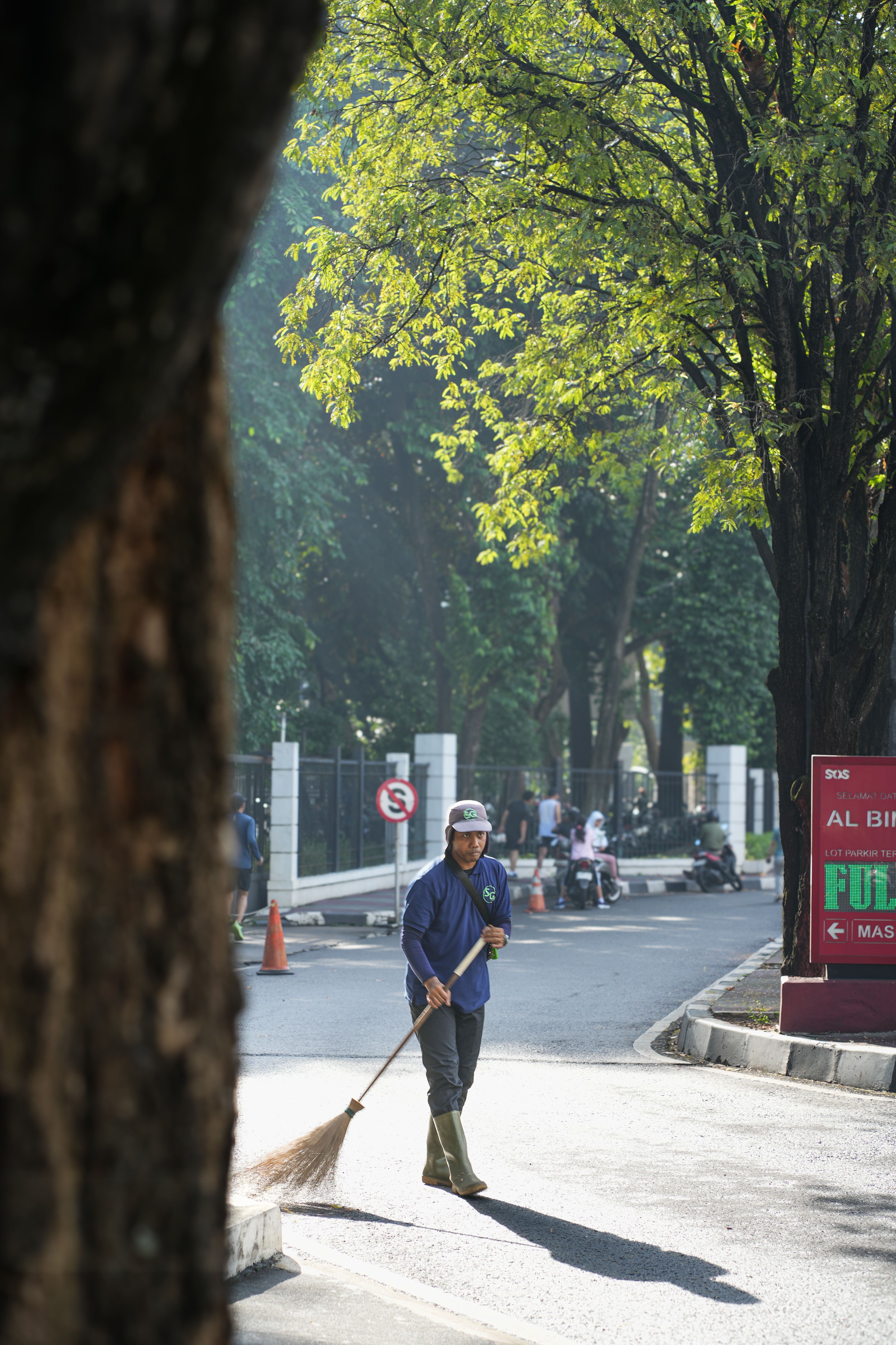 Street Sweeper Working on a Sunny Day · Free Stock Photo