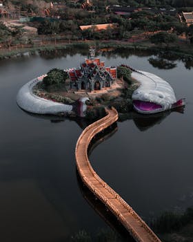 泰国曼谷一座岛屿周围蛇形结构的迷人鸟瞰图