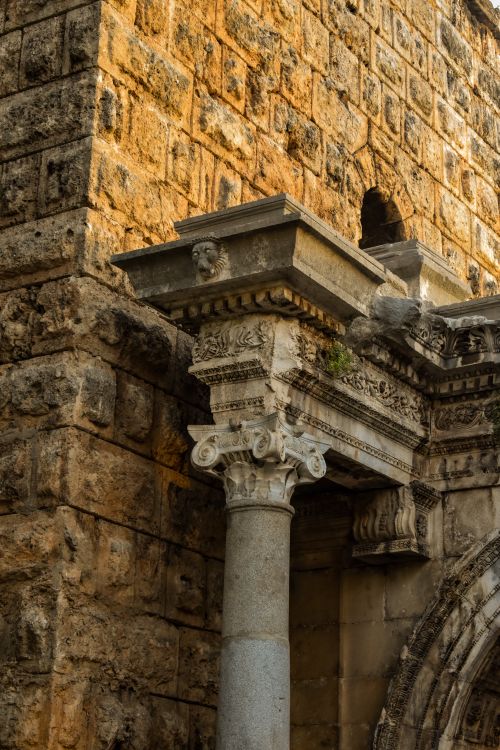 Free Detailed close-up of a historic stone wall with Corinthian columns, showcasing ancient architectural elements. Stock Photo