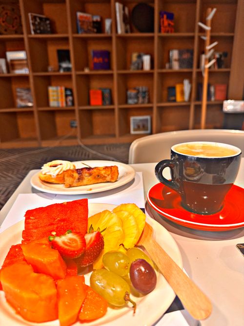 Free stock photo of bookshelf, bowl of fruit, breakfast Stock Photo